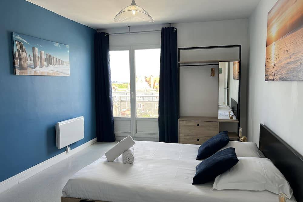 Entire apartment, Le Phare Apartment Ensuite Harbour view in Calais, Calais region