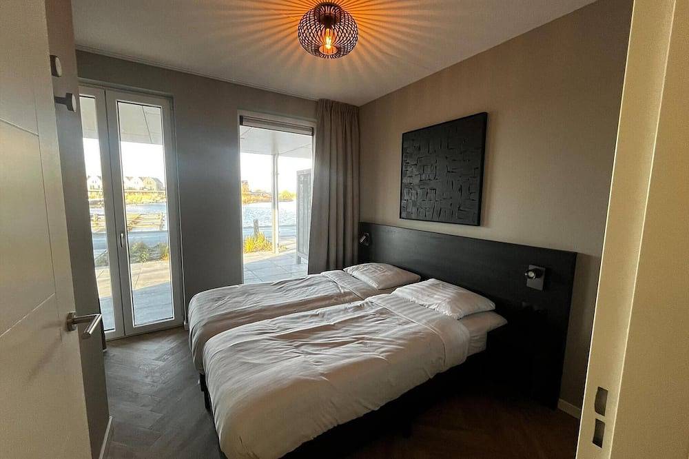 8-people flat with 4 bedrooms and 2 bathrooms in Kampen, Veluwemeer