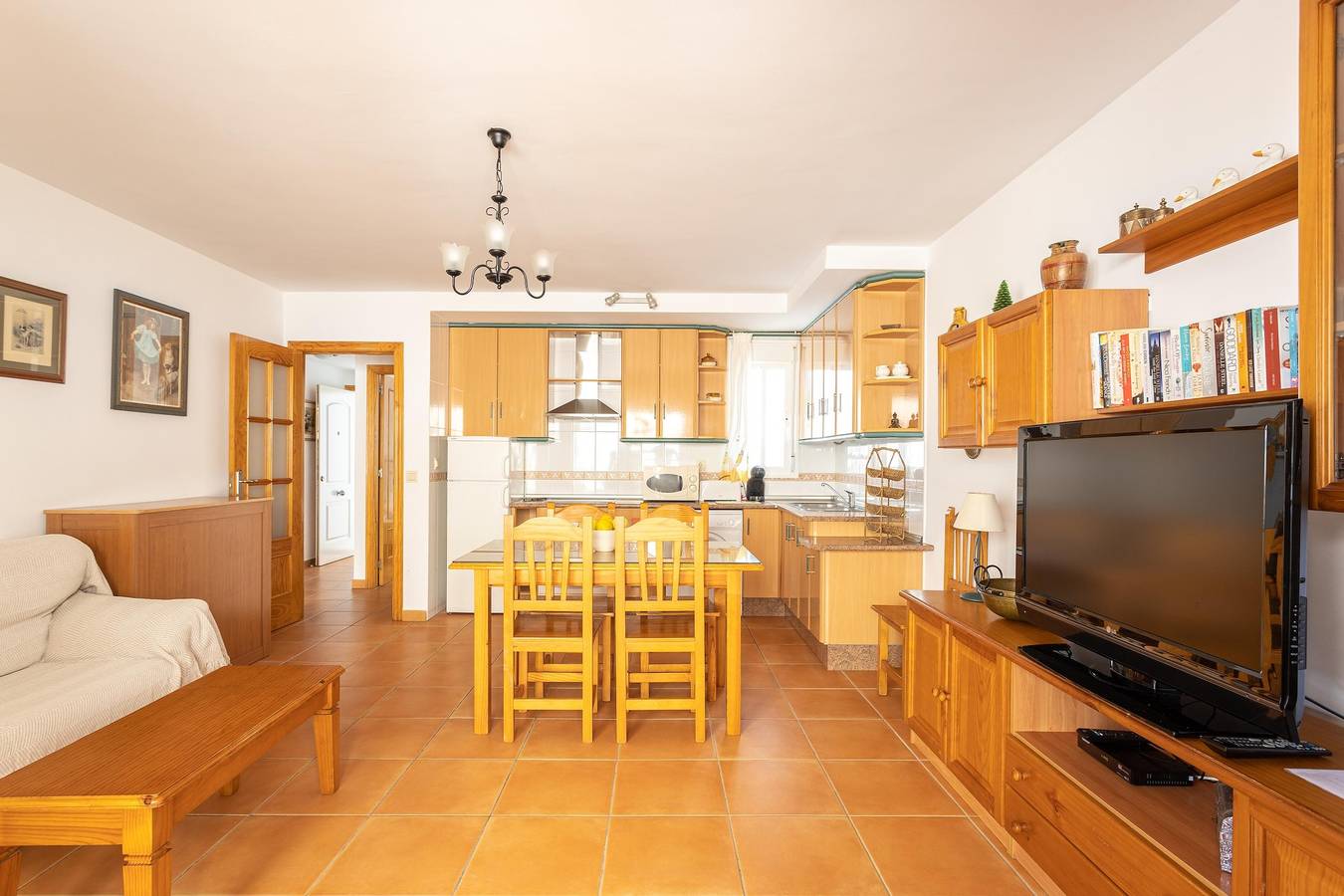 Entire apartment, Holiday Apartment ‘Apartamento Paraíso Sol’ directly by the Beach with Wi-Fi, Balcony, Shared Garden & Pool in Torrox Costa, Torrox