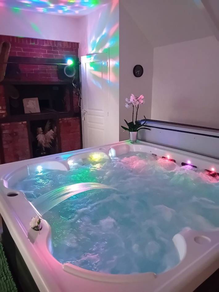 Gîte pour 8 personnes, avec jacuzzi ainsi que terrasse et jardin, animaux acceptés