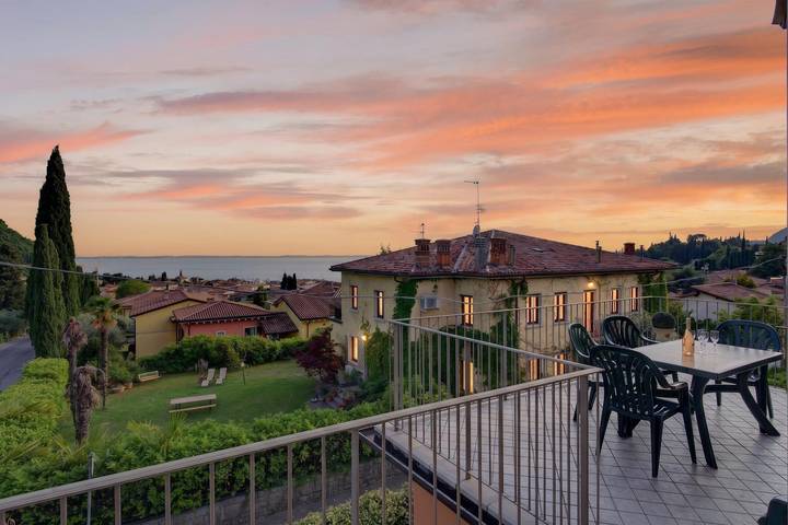 Ferienwohnung für 6 Personen, mit Balkon und Terrasse sowie Seeblick und Ausblick in Garda - 2