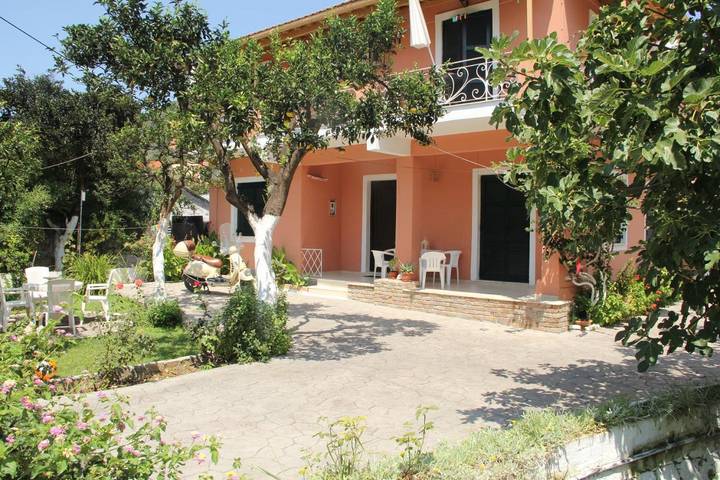 Gîte pour 2 personnes, avec jardin et vue dans Benitses