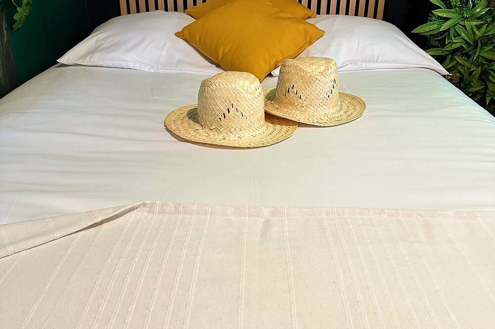 Appartement entier, Jungle Suite Jacuzzi Spa Terrasse, Wifi & Parking Privé in Lunel, Côte méditerranéenne (France)