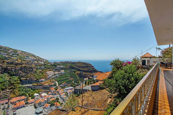 Ferienhaus 'Pico The Best View' mit Meerblick, privater Terrasse und Balkon in Pináculo, Ponta do Sol