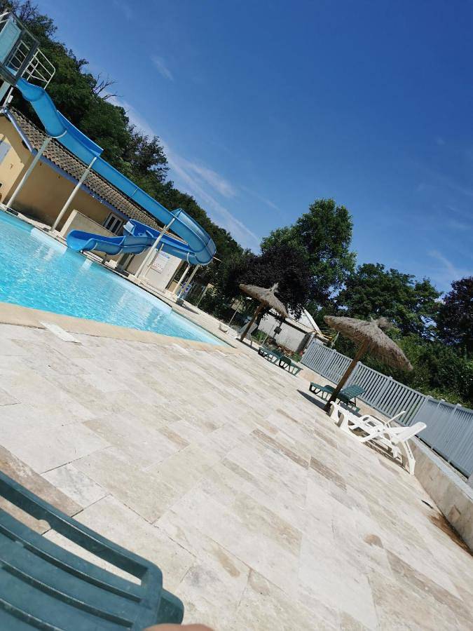 Location de vacances pour 4 personnes, avec terrasse et piscine ainsi que bassin pour enfant et vue, adapté aux familles à Chazelles-sur-Lyon - 2