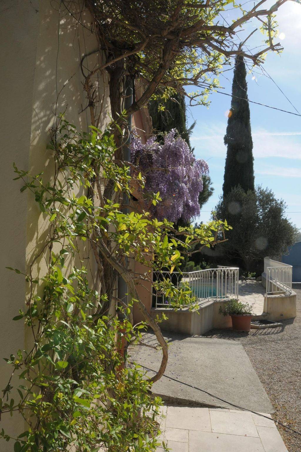 Bauernhaus mit Garten und Pool mit Bergblick in Sarrians, Vaucluse
