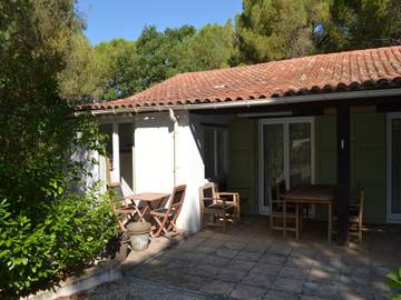 Location de vacances pour 6 personnes, avec piscine et jardin à Fayence