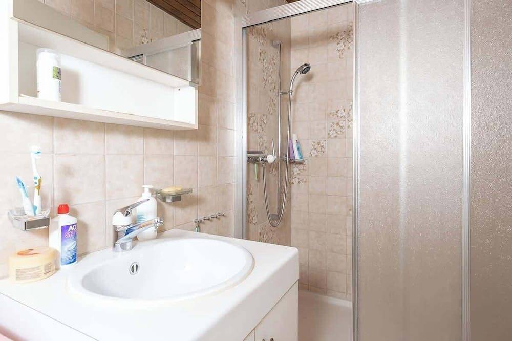 Ganze Wohnung, Alpine Apartment mit Aussicht, 5min Interlaken Ost in Interlaken, Thunersee