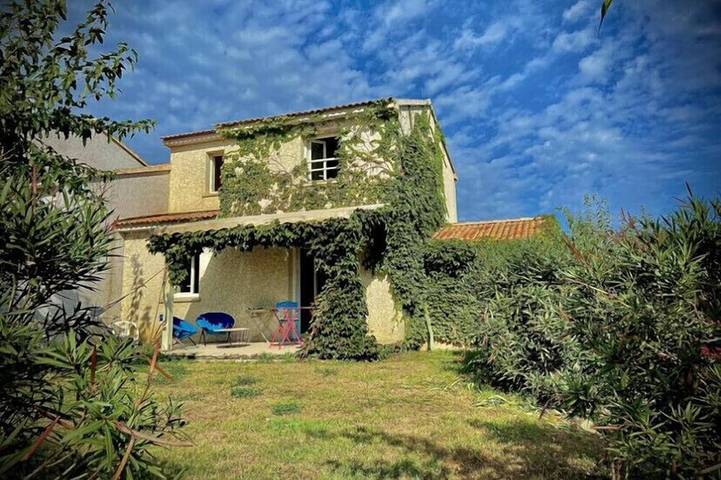 Location de vacances pour 8 personnes, avec terrasse ainsi que piscine et jardin dans Prunete