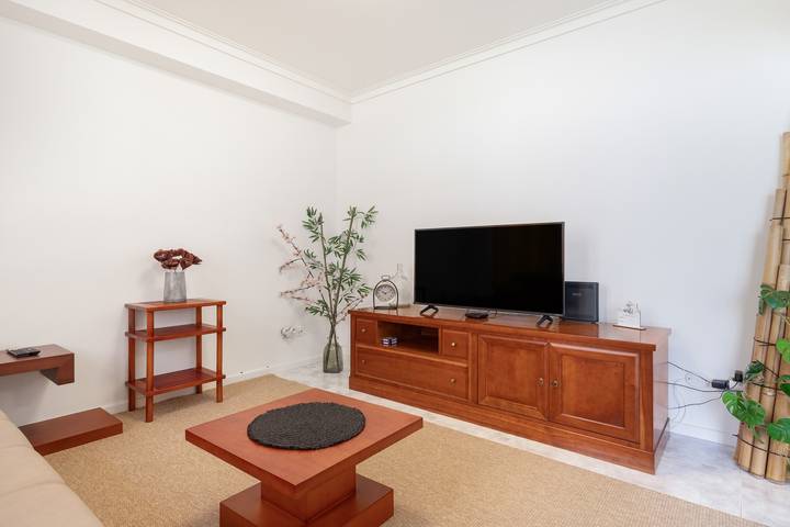 Entire apartment, Apartment 'On Amorosa Beach' with Sea View, Shared Garden and Wi-Fi in Praia da Amorosa, Chafé
