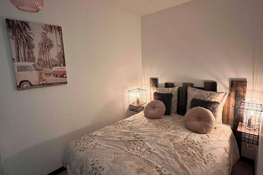 Entire apartment, \"Atelier du spa\" in the heart of Avranches near Mont Saint Michel in Avranches, Mont-Saint-Michel Bay