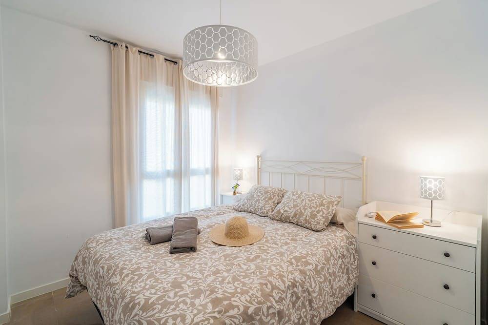 Apartamento entero, Apartamento en primera línea de playa con piscina y terraza vista mar, Málaga in Churriana, Málaga