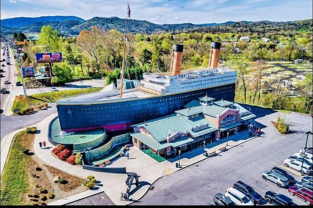 Gnome allein: In der Nähe des Sevierville Convention Center in Sevierville, Sevier County