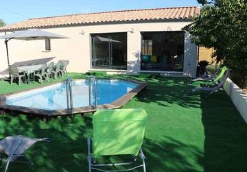 Gîte pour 9 personnes, avec terrasse ainsi que jardin et piscine à Vézénobres