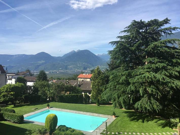 Ferienwohnung für 3 Personen, mit Balkon und Terrasse sowie Garten und Pool in Meran