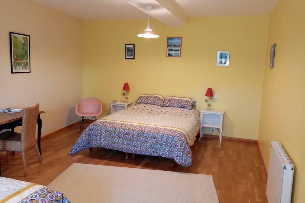 Chambre spacieuse Jaune - Petit dejeuner inclus in Gavray, Région de Coutances