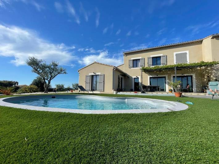 Location de vacances pour 6 personnes, avec Terrasse et Jardin ainsi que Piscine et Vue à Piégon