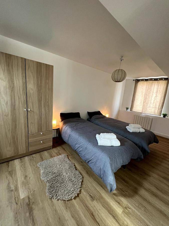 Appartement entier, Three-Bedroom Apartment in Courville-sur-Eure, Région de Chartres