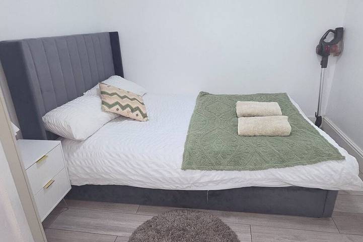 “Large Newcastle Home for 8– 4 guest Bedrooms, 5 Beds in Newcastle upon Tyne, Tyne and Wear