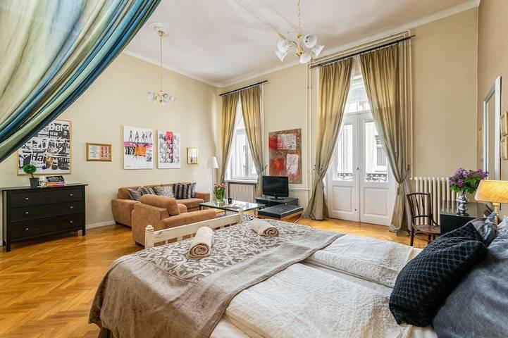 Ganze Wohnung, 1Br / 1Ba, A / C ♥ Super Chic und helle Suite mit eigenem Balkon! in Budapest, Danube-Ipoly National Park