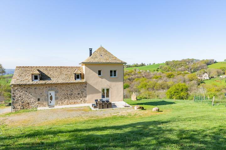 Location de vacances pour 8 personnes, avec Jacuzzi ainsi que Terrasse et Jardin dans l' Aveyron