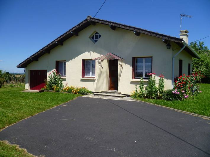 Gîte pour 4 personnes, avec jardin à Larodde