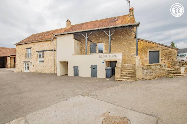 Gîte pour 14 personnes, avec jacuzzi ainsi que terrasse et sauna à Genouilly
