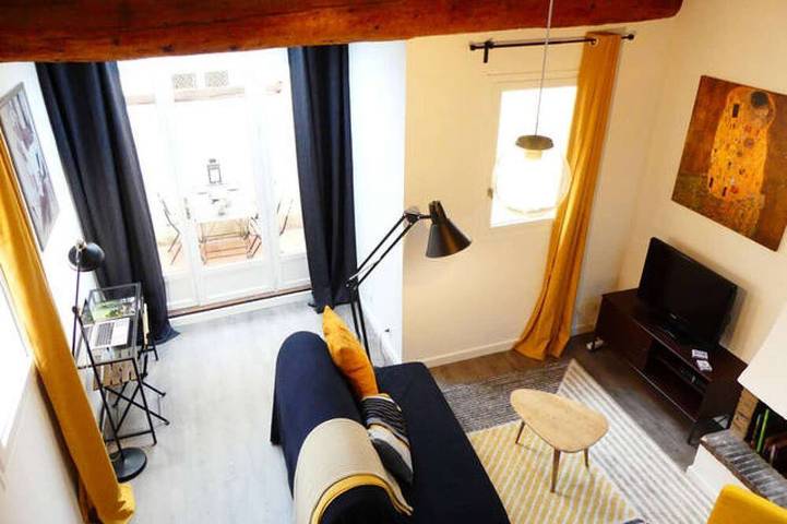 Entire apartment, 1 Bedroom with terrace - Wifi, Air Conditionning / 1 to 5 People in Aix-en-Provence, Mediterranean Coast (France)