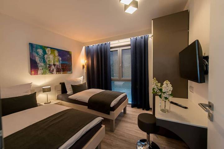 Ganze Wohnung, Design-Wohnung für 3-5 Personen mit Süd-Loggia und Gartenblick. Nähe Badesee! in Bensheim, Bergstraße