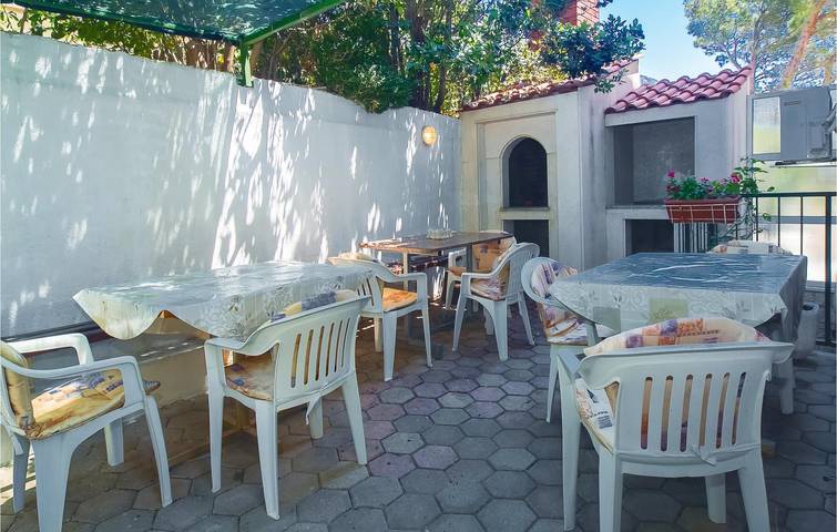 Ganze Ferienwohnung, Gemütliche Ferienwohnung mit Terrasse, Klimaanlage und WLAN, 2 km vom Juto-Strand entfernt in Lokva Rogoznica, Omis-Riviera