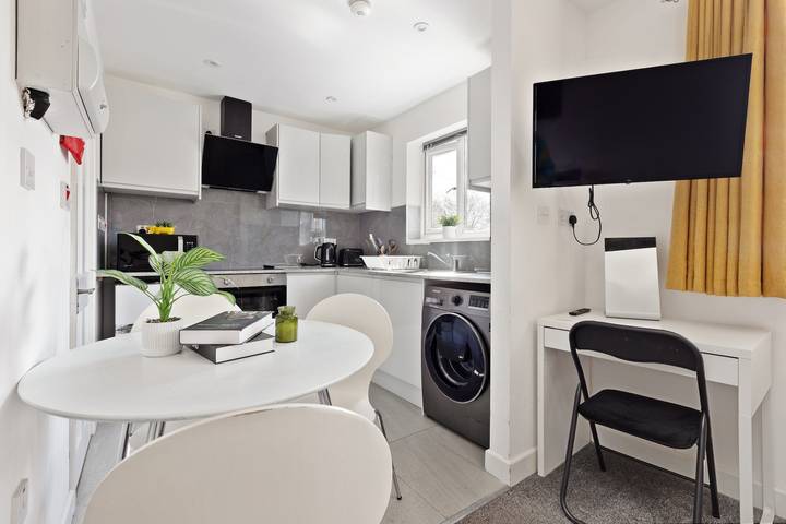 Holiday apartment for 5 people, with garden in Harrow