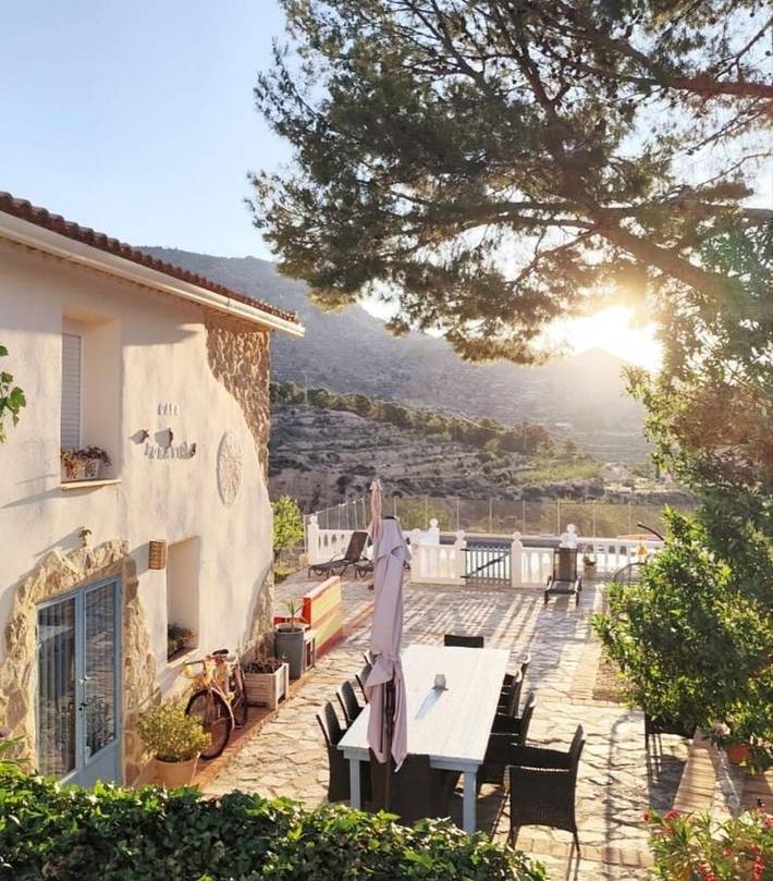 Alojamiento y desayuno para 3 personas, con Terraza y Jardín además de Piscina y Vistas en Provincia de Alicante