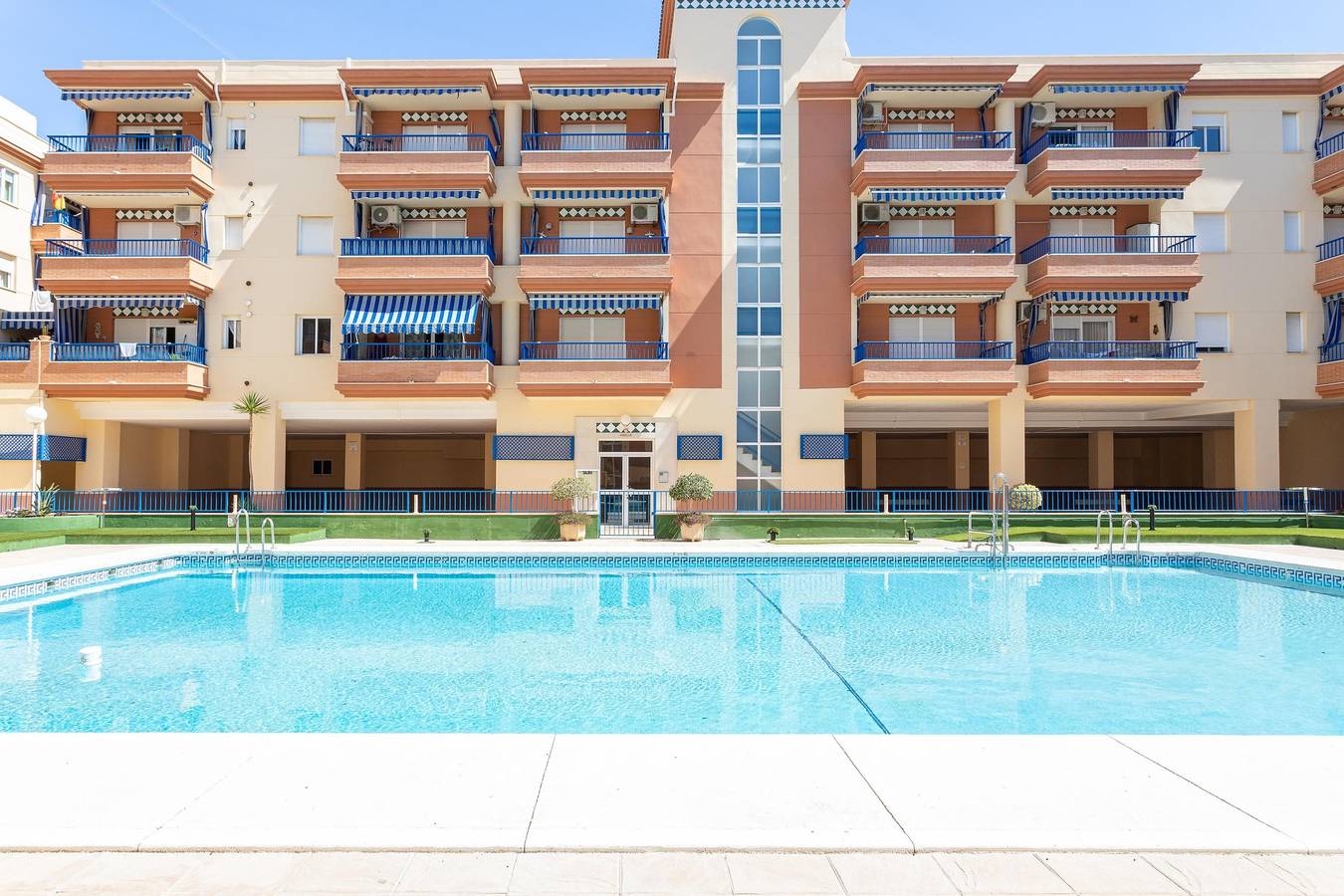 Entire apartment, Holiday Apartment ‘Apartamento Paraíso Sol’ directly by the Beach with Wi-Fi, Balcony, Shared Garden & Pool in Torrox Costa, Torrox