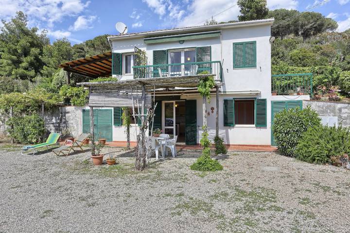 Appartamento intero, Casa Vacanze "Il Giardino Nel Sole Trilo" con aria condizionata, giardino e terrazza in Norsi, Capoliveri