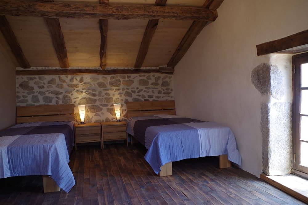 Appartement entier, Appartement en Dépendance d'un pavillon de chasse du 14ème siècle in Busserolles, Parc naturel régional Périgord-Limousin