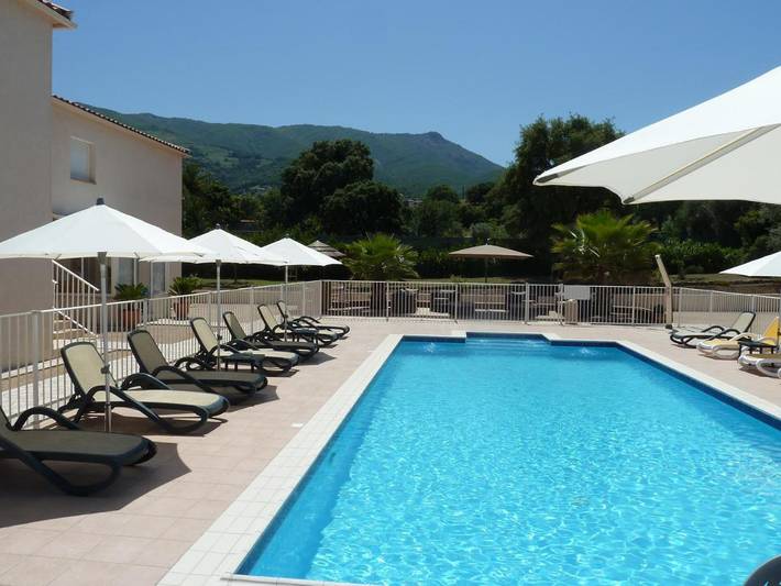 Appart’hôtel pour 4 personnes, avec vue ainsi que piscine et jardin, animaux acceptés