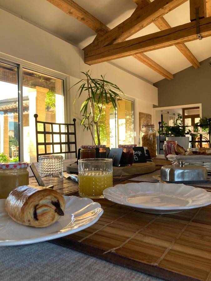 Chambre d’hôte pour 2 personnes, avec jardin ainsi que piscine et vue à Aimargues