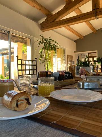 Location de vacances pour 2 personnes, avec piscine ainsi que vue et jardin à Aimargues