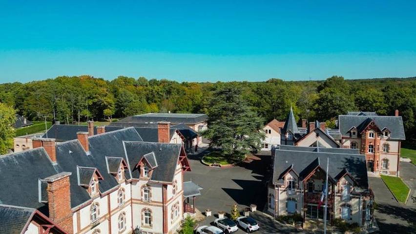 Parc de vacances pour 2 personnes, avec piscine ainsi que sauna et jardin à Neuvy-sur-Barangeon - 4