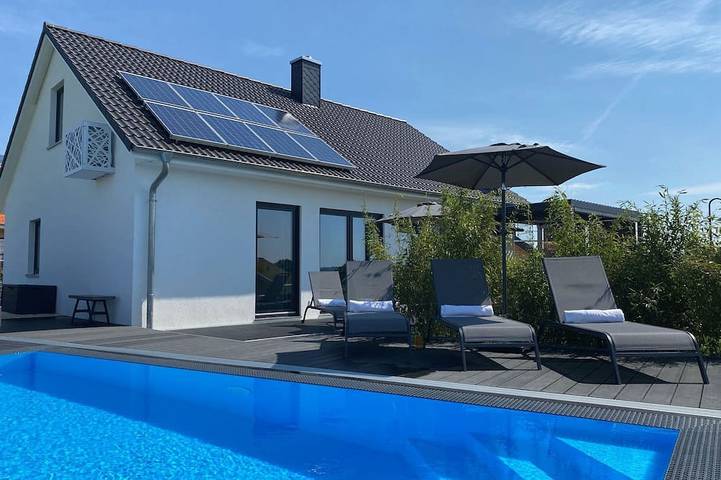 Ferienhaus für 8 Personen, mit Pool und Garten sowie Sauna