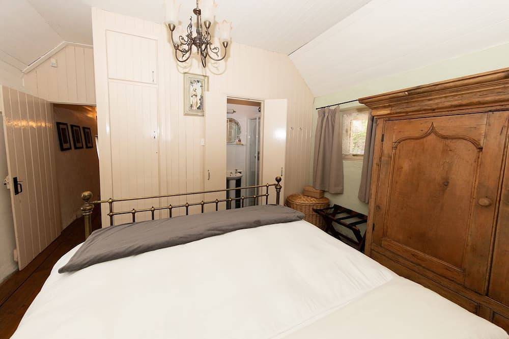 Charming cottage with a hot tub and deck overlooking a stream. Amazing kitchen! in County Kerry