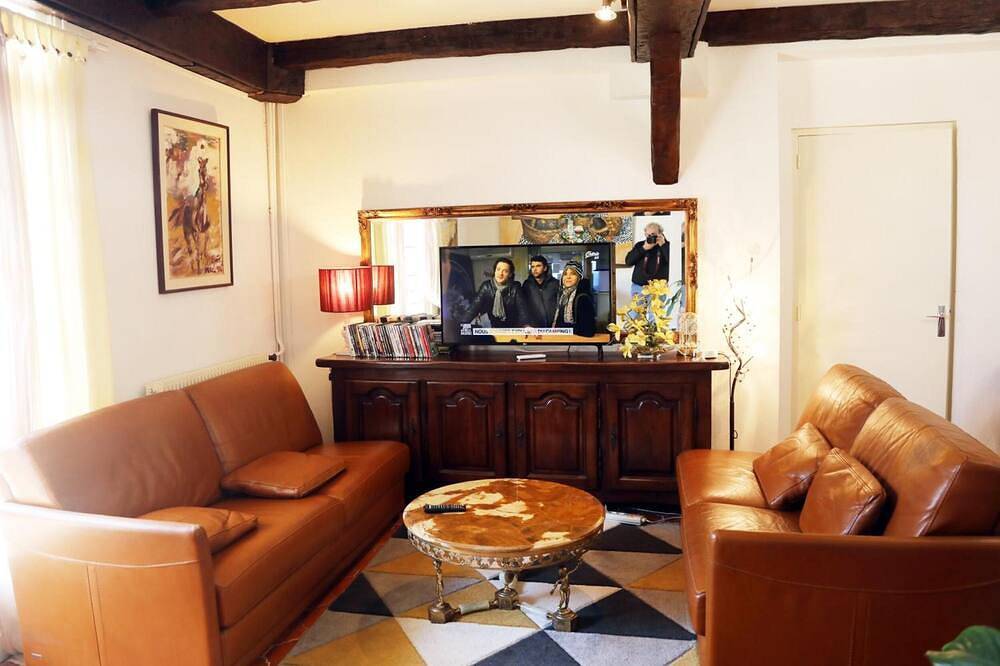 Entire apartment, Apartment 'Loudéro' with Shared Pool, Private Terrace and Wi-Fi in Bédarieux, Béziers region