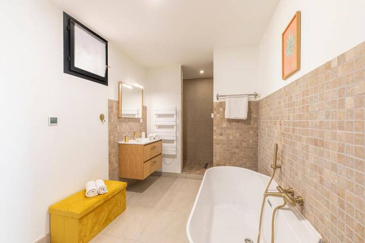 Location de vacances pour 4 personnes, avec sauna et piscine ainsi que jardin et jacuzzi dans La Vineuse sur Fregande - 3