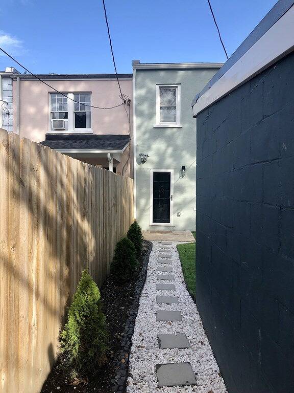 Old Town Alexandria Charm•Sleeps 6•Private Outdoor Area•Walk to King St & Water in Alexandria (VA), Alexandria City