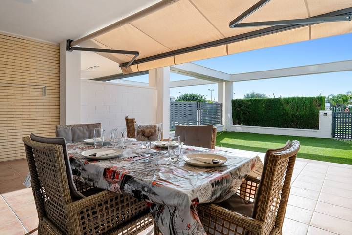 Apartamento entero, Apartamento 'Panorámica Golf Resort' con piscina compartida, Wi-Fi y aire acondicionado in Panoramica Golf (Vinaros), San Jorge