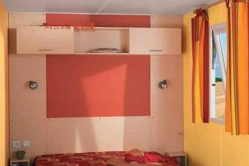 Camping für 6 Personen in Lons-le-Saunier, Jura, Bild 1