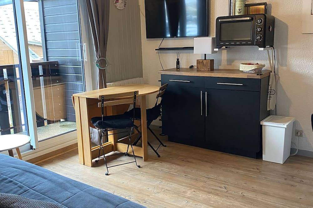 Appartement entier, Entre lac et montagne, appartement cosy type 2 au pied des télécabines. in Thollon-les-Mémises, Région de Thonon-les-Bains