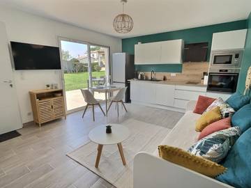 Gîte pour 2 personnes, avec vue ainsi que jardin et piscine à Allan