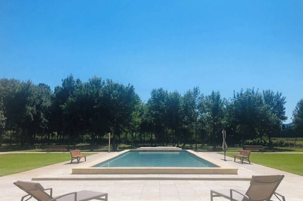 1 Bedroom Private vacation home in Mollã©gã¨s in Châteaurenard, Arles region