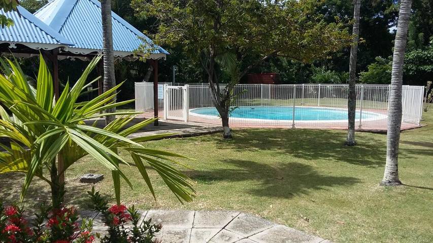 Appartement de vacances pour 2 personnes, avec bassin pour enfant et jardin ainsi que piscine et terrasse